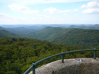 Blick vom Weißenberg über das Gräfensteiner Land, in Bildmitte Burg Gräfenstein