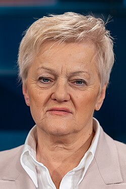 Portrait Renate Künast vor Fernsehkulisse