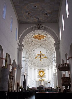 Altarraum, Kruzifix und Langhaus heute