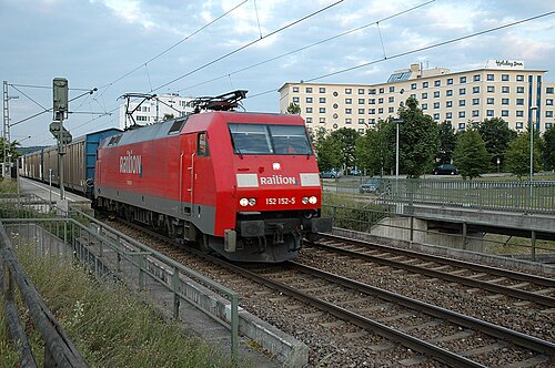 Ein Güterzug durchfährt den Haltepunkt Stuttgart-Weilimdorf