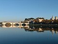 Ruine des Pont Saint-Bénézet in Avignon vor dem Papstpalast