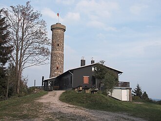 Großer Knollen: Gipfel mit Knollenturm und Knollenbaude
